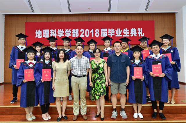3-给优秀硕士毕业生颁奖.jpg